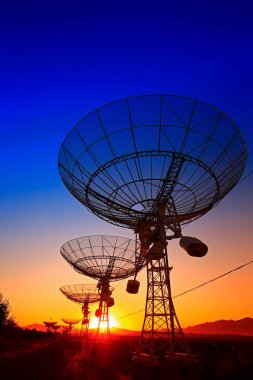 Bir radyo teleskop gözlemevinin silüeti.
