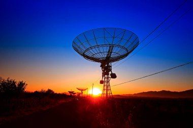 Bir radyo teleskop gözlemevinin silüeti.