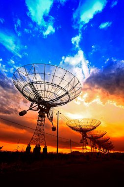 Bir radyo teleskop gözlemevinin silüeti.