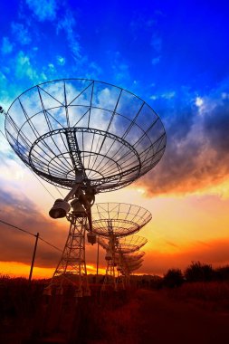 Bir radyo teleskop gözlemevinin silüeti.