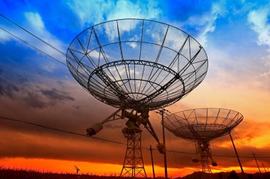 Bir radyo teleskop gözlemevinin silüeti.