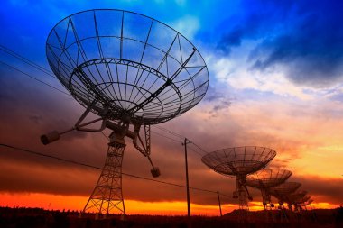Bir radyo teleskop gözlemevinin silüeti.