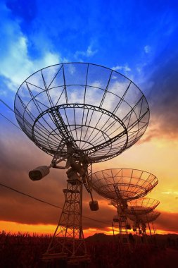 Bir radyo teleskop gözlemevinin silüeti.