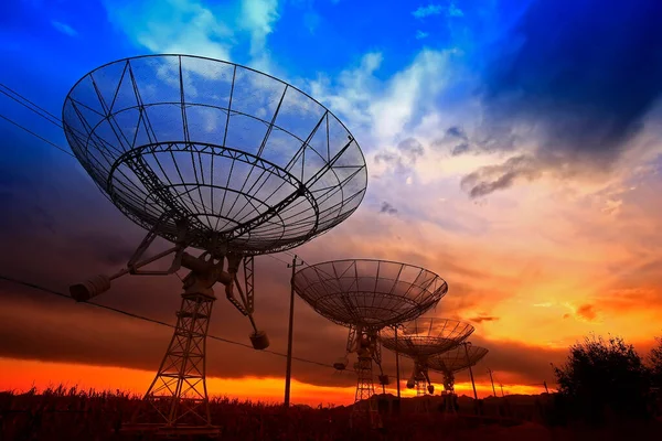 Het Silhouet Van Een Radiotelescoop Observatory — Stockfoto