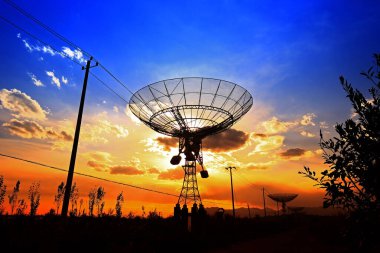 Bir radyo teleskop gözlemevinin silüeti.