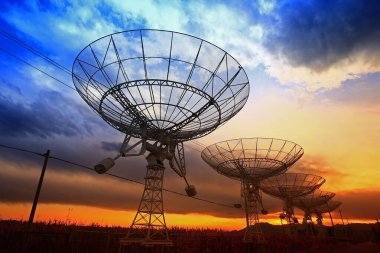 Bir radyo teleskop gözlemevinin silüeti.