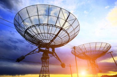 Gözlemevi radyo teleskopu.