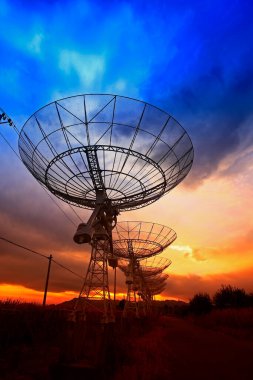Bir radyo teleskop gözlemevinin silüeti.