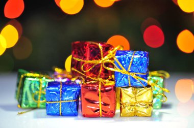 Noel hediyeleri ve soyut arka plan ışığı