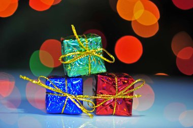 Noel hediyeleri ve soyut arka plan ışığı