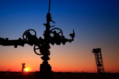 Tüp ve valf, petrol endüstrisi ekipmanları.