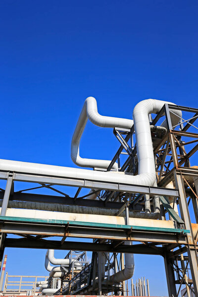 Трубопровод на промышленном оборудовании