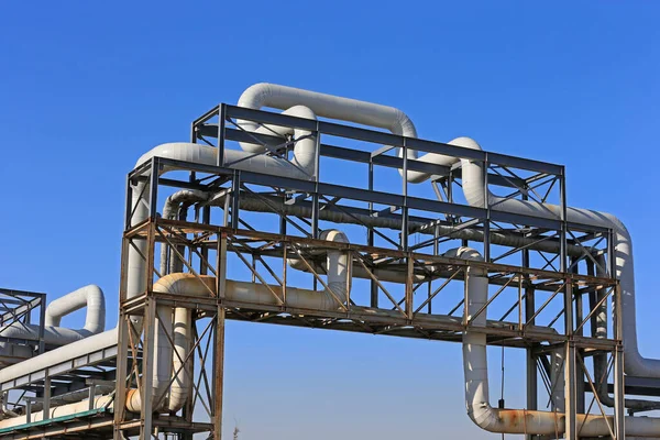 Gasoduto Sobre Equipamento Industrial — Fotografia de Stock