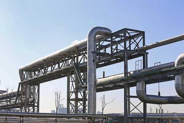 Die Pipeline Auf Der Industriellen Ausrüstung — Stockfoto