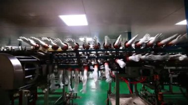 Eldiven fabrikası üretim atölyesi ve dönen makineler