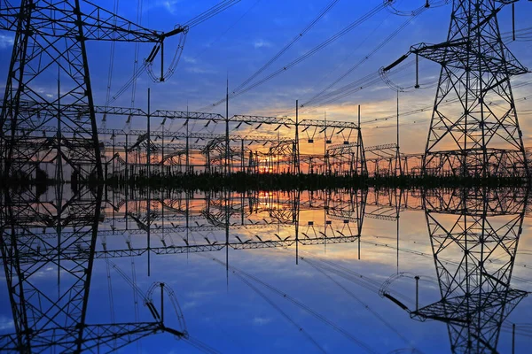 パイロン 高電圧タワー空の背景 — ストック写真