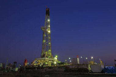 Bu güzel gecede petrol sondaj platformu