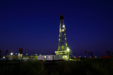 Bu güzel gecede petrol sondaj platformu