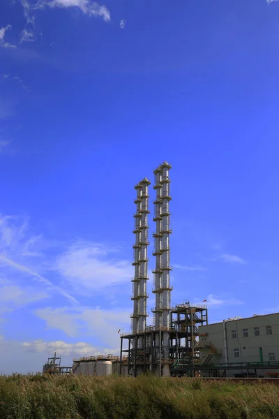 Equipo Planta Industrial Las Nubes Blancas Del Cielo Azul —  Fotos de Stock