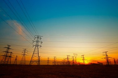 Gün batımında elektrik enerjisi akımı