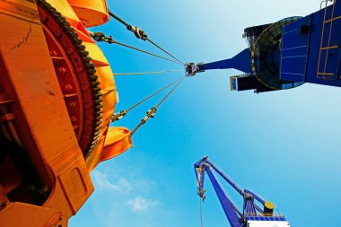 Rıhtımda vinç işi.