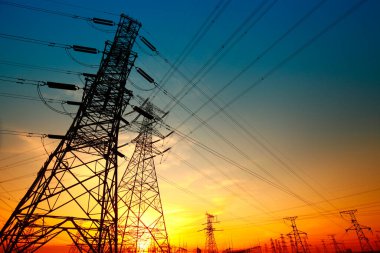 Gün batımında elektrik enerjisi akımı