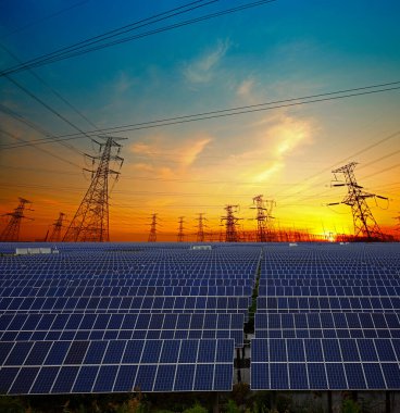 Güneş panelleri ve elektrik kuleleri, güç ekipmanları