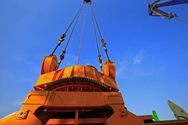 Rıhtımda vinç işi.