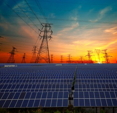 Güneş panelleri ve elektrik kuleleri, güç ekipmanları