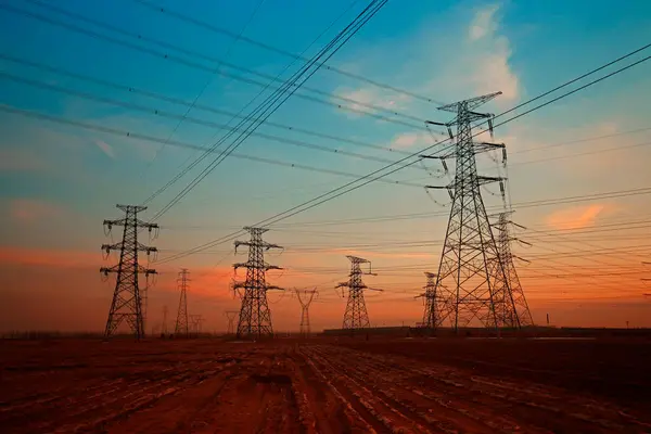 日没時の電線エネルギー — ストック写真
