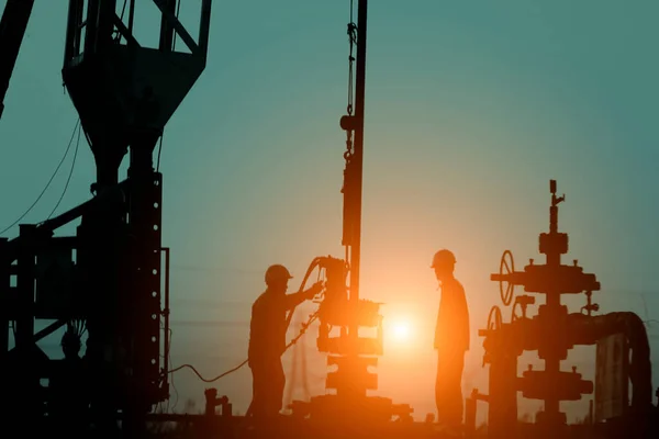 Petrol işçileri çalışıyor.