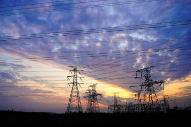 Pylon, yüksek voltajlı kule gökyüzü arka planı.