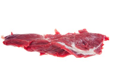 Beyaz arka planda çiğ sığır eti