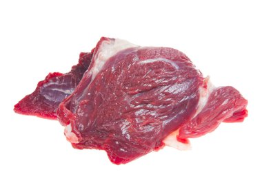 Beyaz arka planda çiğ sığır eti