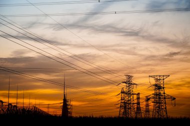 Pylon, yüksek voltajlı kule gökyüzü arka planı.