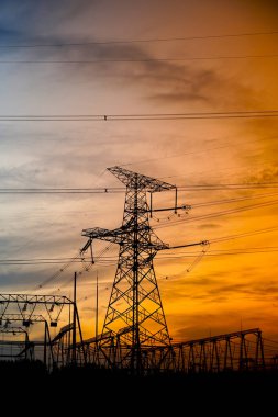 Pylon, yüksek voltajlı kule gökyüzü arka planı.