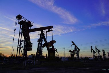 Petrol pompası, endüstriyel ekipmanlar. Petrol sahası, 