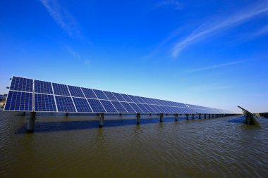 Su üzerindeki güneş panelleri