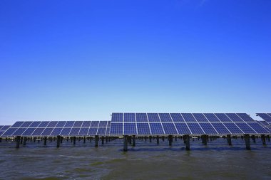 Su üzerindeki güneş panelleri