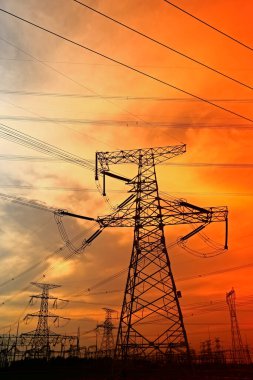 Elektrik kulesi, gün batımında siluet.