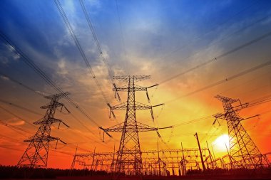 Elektrik kulesi, gün batımında siluet.