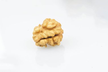 Cevizin beyaz arka planı