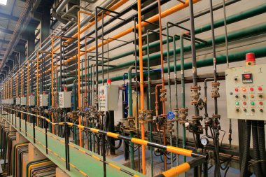 Endüstriyel borular, kontrol vanaları ve çelik fabrikalarındaki depolama tankları