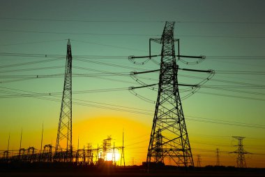 Yüksek voltajlı gökyüzü arka planı Elektrik endüstrisi ekipmanları