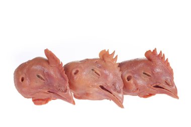 Beyaz arka planda taze tavuk kafası