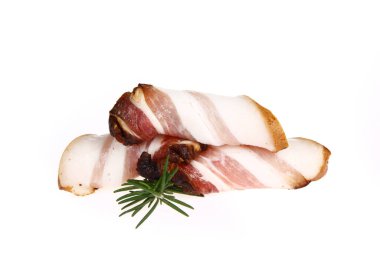 İtalyan jambonu mu İspanyol jamonu mu? Beyaz arka planda izole edilmiş kurutulmuş et.