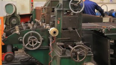 Çelik fabrikası atölyesinde mekanik ekipmanlar çalışıyor.