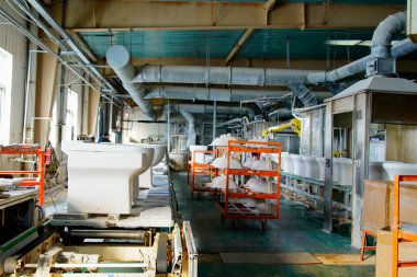 Seramik banyo üretim atölyesi montaj hattı