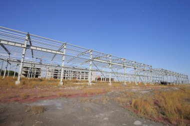 İnşaat alanında, çelik yapı yapım aşamasında.
