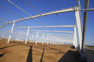 İnşaat alanında, çelik yapı yapım aşamasında.